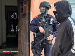 Desmantellen un punt de venda de droga en un domicili de Vilanova del Camí i detenen tres persones. Mossos d'Esquadra