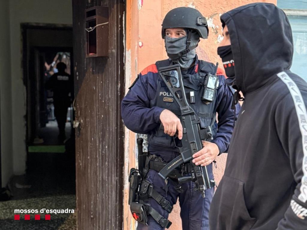 Desmantellen un punt de venda de droga en un domicili de Vilanova del Camí i detenen tres persones. Mossos d'Esquadra