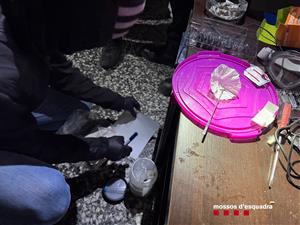 Desmantellen un punt de venda de droga en un domicili de Vilanova del Camí i detenen tres persones