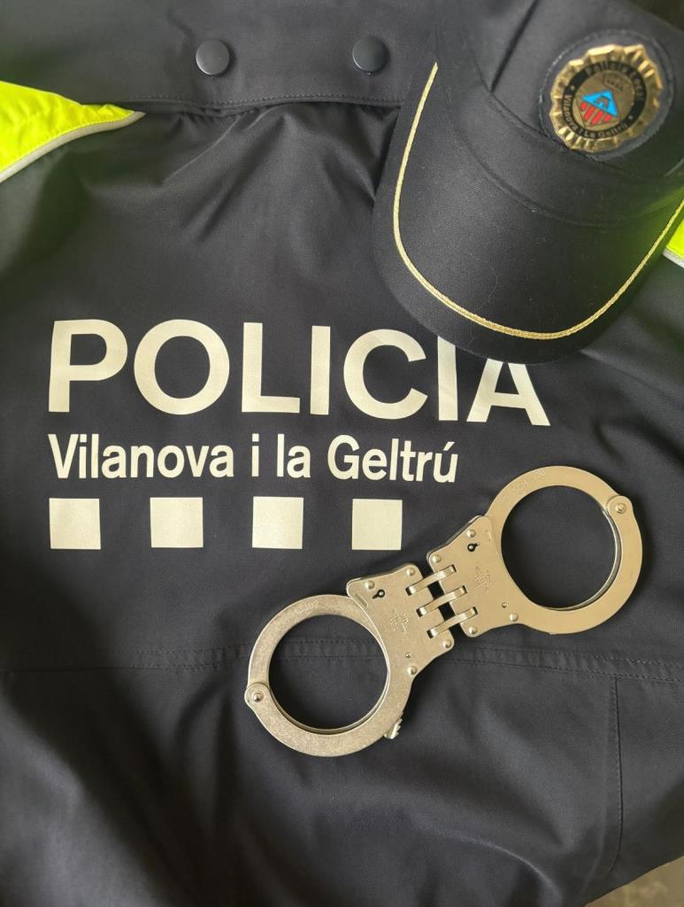 Detingut a Vilanova per un cas de violència masclista: la víctima demanava ajuda des del balcó. Policia local de Vilanova