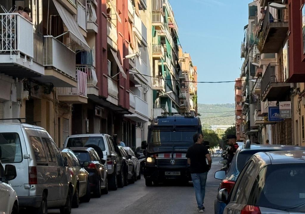 Detingut un home de 24 anys per la seva presumpta relació amb el cadàver aparegut dins d’una maleta a Vilanova i la Geltrú. EIX