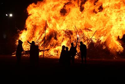 Diables encenent una foguera. ACN / Ariadna Reche
