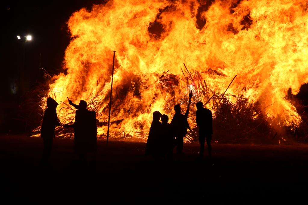 Diables encenent una foguera. ACN / Ariadna Reche