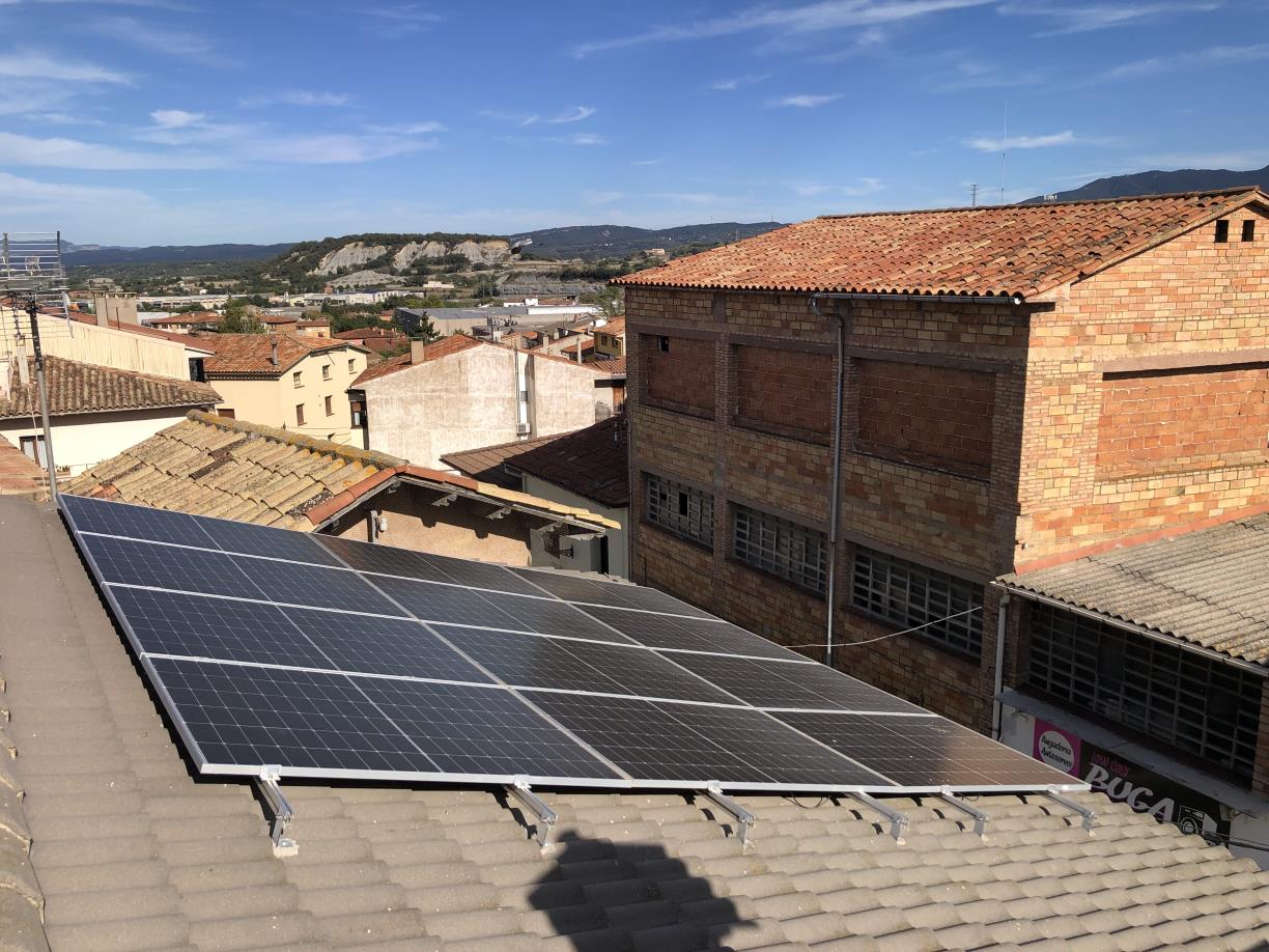 Dos anys i mig, l’espera mitjana pels ajuts a la instal·lació de plaques solars a casa. ACN