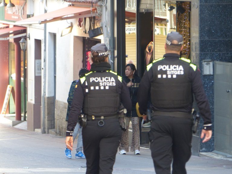 Dues agents van practicar maniobres de reanimació a l’infant, nascut fa poc més de dues setmanes. Ajuntament de Sitges