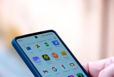 Educació prohibeix l'ús dels mòbils també a l'aula i eliminarà tauletes i restringirà pissarres digitals a infantil. ACN