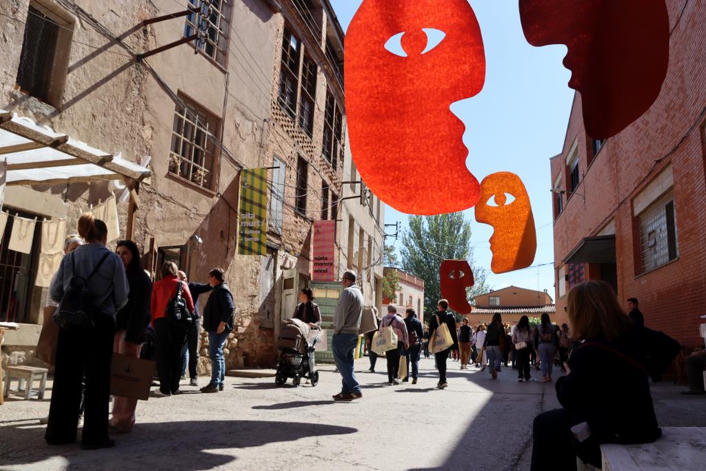 El barri del Rec d'Igualada s'omple amb un centenar de marques de moda, cultura i art de carrer. ACN