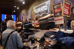 El barri del Rec d'Igualada s'omple amb un centenar de marques de moda, cultura i art de carrer