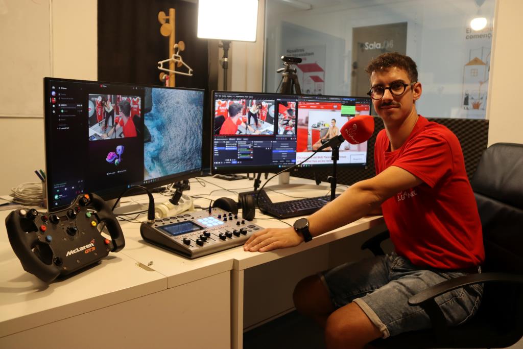 El comunicador i streamer Norman López a l'estudi de Gedi Media a Manresa . ACN