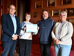 El Consell Comarcal del Garraf lliura 1.725 € a l’Associació Marinada per la recerca del càncer de mama. CC Garraf