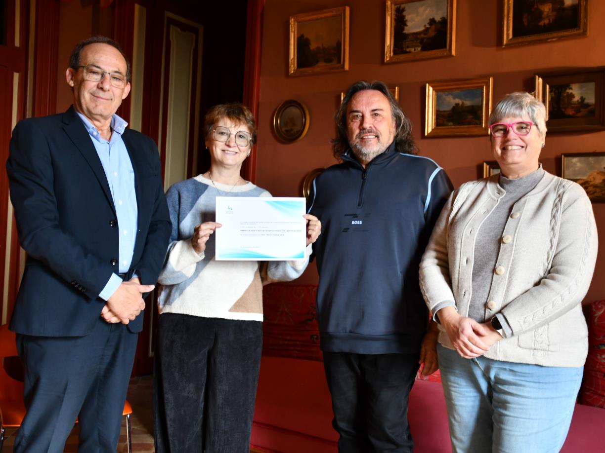 El Consell Comarcal del Garraf lliura 1.725 € a l’Associació Marinada per la recerca del càncer de mama. CC Garraf