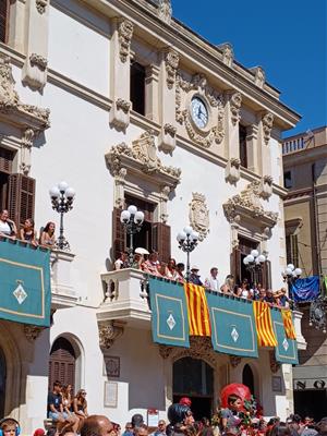 El conseller de la Presidència i el cònsol a Brussel·les, entre els convidats al balcó de l’Ajuntament per Sant Fèlix. Ajuntament de Vilafranca