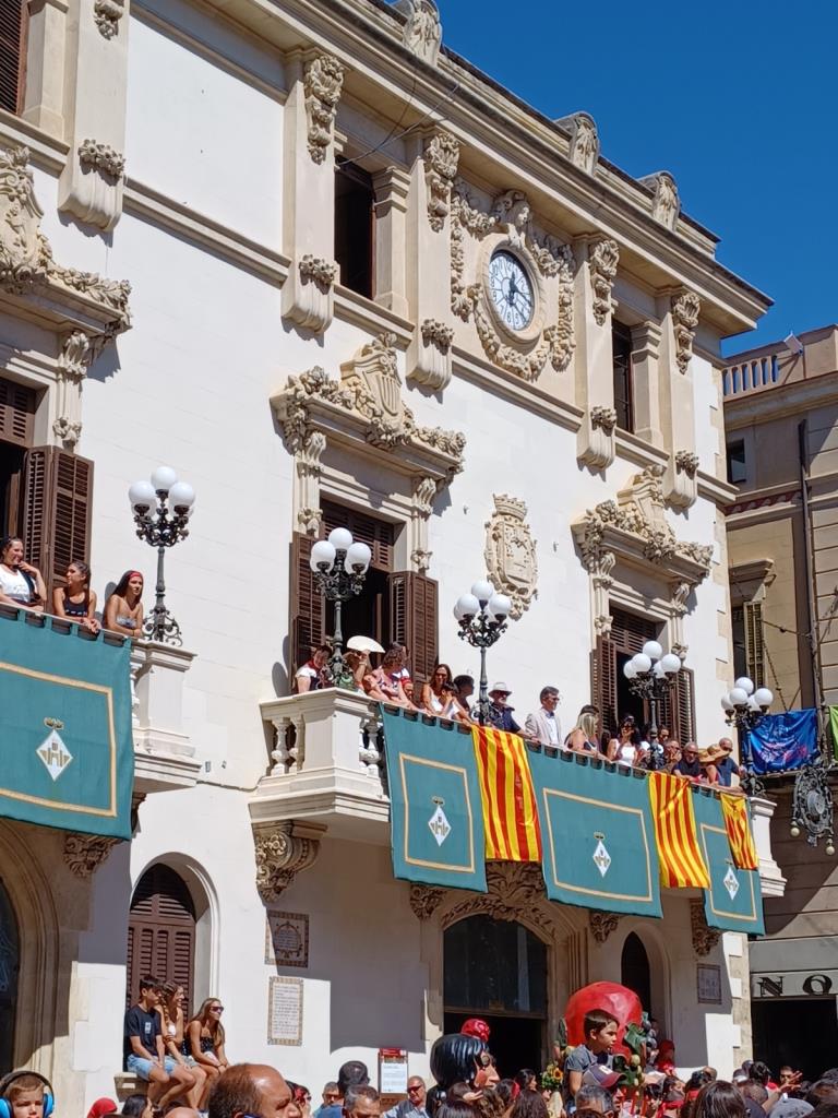 El conseller de la Presidència i el cònsol a Brussel·les, entre els convidats al balcó de l’Ajuntament per Sant Fèlix. Ajuntament de Vilafranca