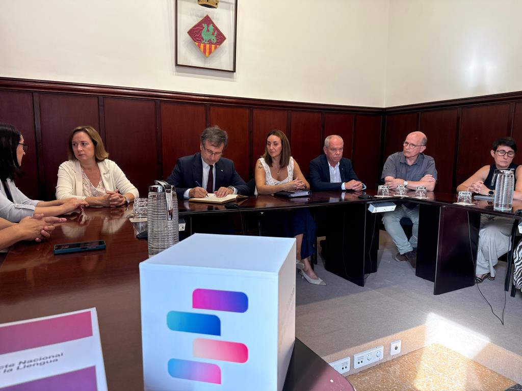 El conseller Vila destaca la importància dels municipis en l'acte d'adhesió de Santa Margarida i els Monjos al Pacte Nacional per la Llengua. Generali