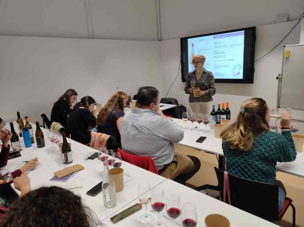 El Diploma en Gestió d’Empreses Vitivinícoles estrena un nou format híbrid amb classes en línia i tastos presencials. Ajuntament de Vilafranca
