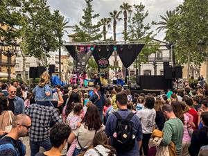 El Festival Monocicle celebra 15 anys omplint Sant Pere de Ribes de música, alegria i comunitat. Alejandro Conde Poveda
