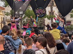 El Festival Monocicle celebra 15 anys omplint Sant Pere de Ribes de música, alegria i comunitat