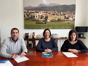 El gerent d'Aigua de Rigat, Francesc Giralt, alcaldessa de Vilanova del Camí, Noemí Trucharte, i regidora de Serveis Personals, Eva Vadillo. Aigua de 