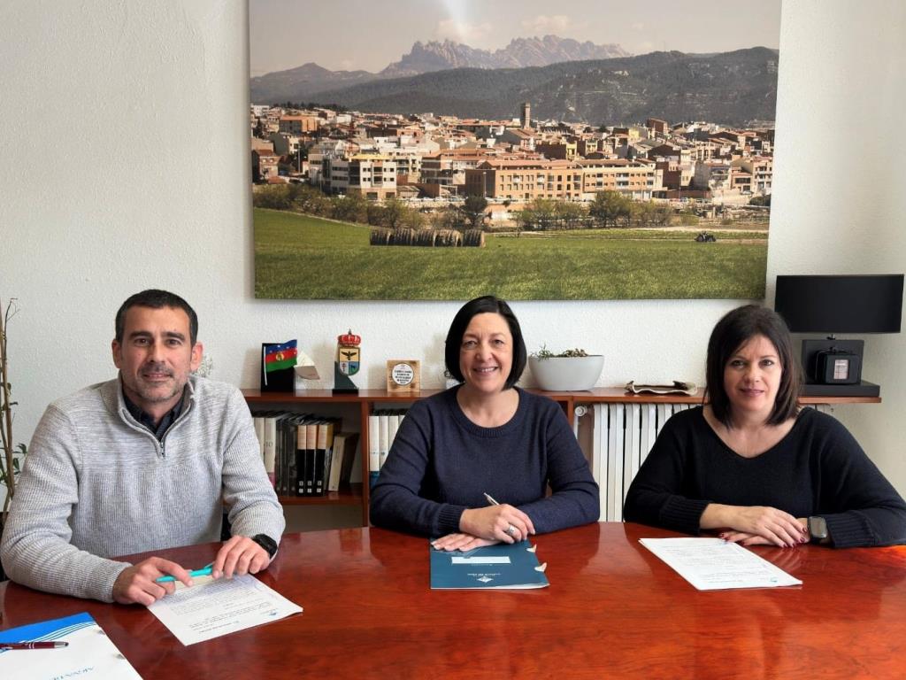 El gerent d'Aigua de Rigat, Francesc Giralt, alcaldessa de Vilanova del Camí, Noemí Trucharte, i regidora de Serveis Personals, Eva Vadillo. Aigua de 