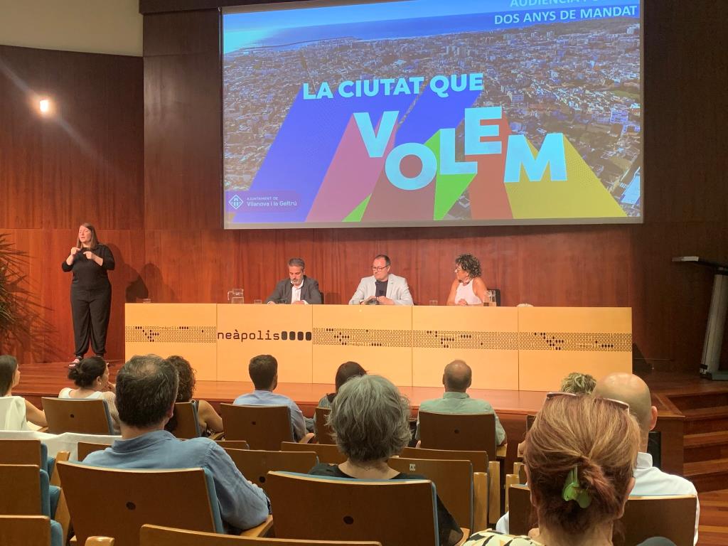 El govern de Vilanova i la Geltrú ha celebrat aquest dimecres l'audiència pública per fer balanç dels dos primers anys de mandat. EIX