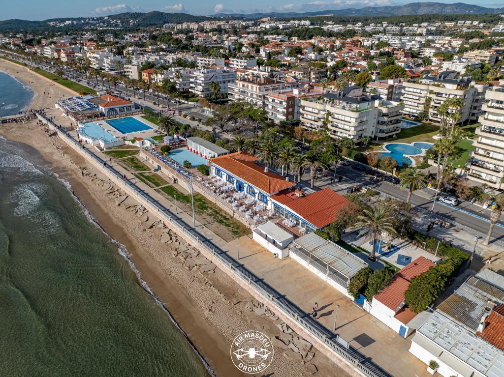 El Govern defensa l’enderroc del Club de Mar de Sitges com una acció legal i en benefici del conjunt de la ciutadania. Air Masdeu Drones