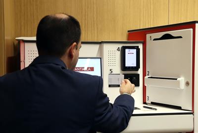 El Govern posa en marxa un servei de videoatenció ciutadana per fer tràmits a distància. ACN