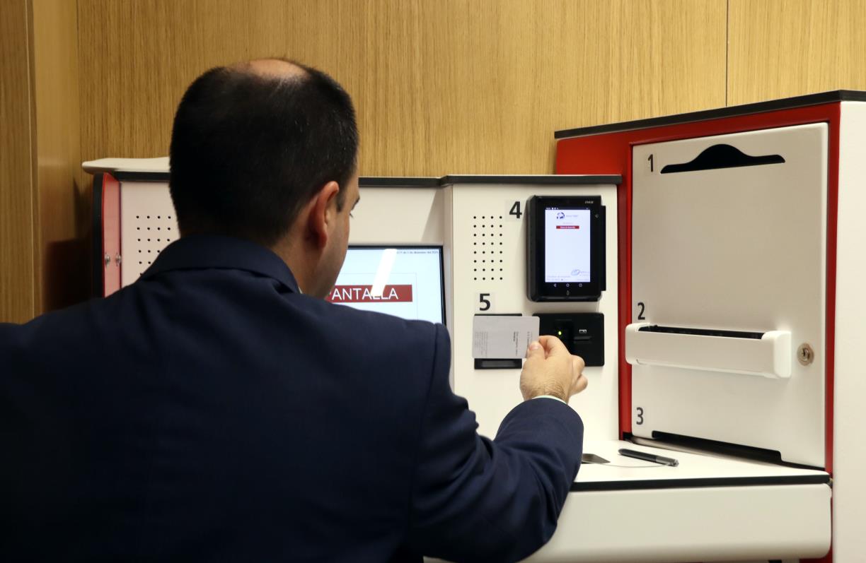 El Govern posa en marxa un servei de videoatenció ciutadana per fer tràmits a distància. ACN