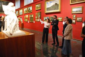 El ministre Ernest Urtasun ha visitat aquest divendres la Biblioteca Museu Balaguer. Míriam de Lamo