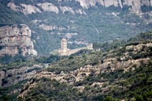El Monestir de Montserrat vist de lluny, enmig de la muntanya . ACN / Nia Escolà