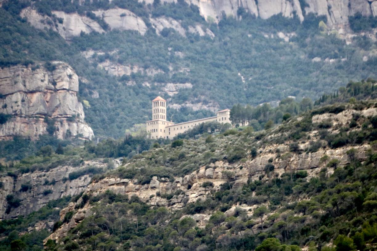 El Monestir de Montserrat vist de lluny, enmig de la muntanya . ACN / Nia Escolà