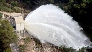 El nivell d'aigua del pantà del Foix baixa un 5% arran de les tasques de desembassament. ACN