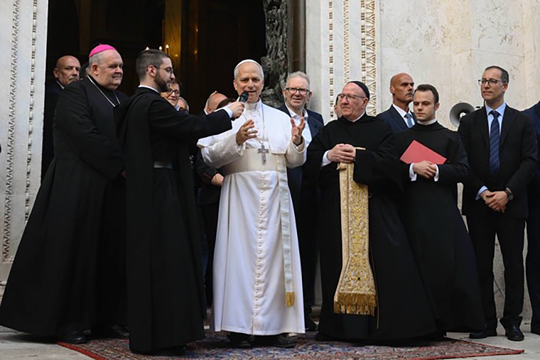 El papa Lleó XIV es dirigeix als fidels en una visita a un temple als afores de Roma. ACN