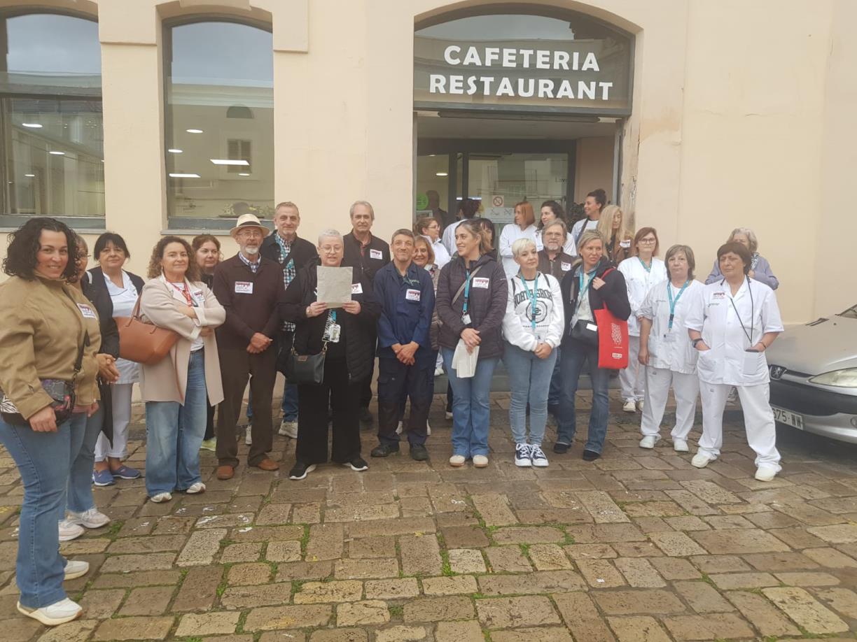 El personal i els usuaris de l’Hospital Sant Antoni Abat reclamen recuperar un servei digne de cafeteria. UGT
