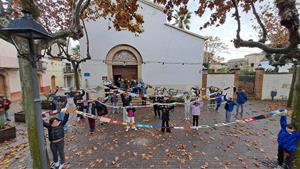 El Pla del Penedès vesteix el poble de Nadal amb un projecte intergeneracional. EIX