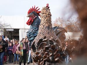 El pregó de la Fira del Gall de Vilafranca serà un relat coral sobre el Gall Tomasot i la Gallina Ballarica. La Fatxenda