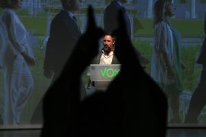 El president de Vox, Santiago Abascal, aclamat per una assistent a l'acte de Cornellà . ACN / Gemma Sánchez