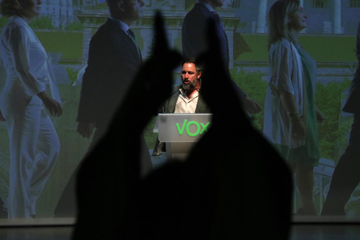 El president de Vox, Santiago Abascal, aclamat per una assistent a l'acte de Cornellà . ACN / Gemma Sánchez