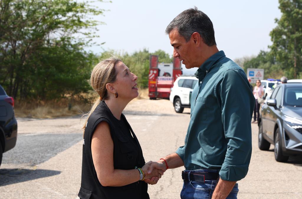 El president del govern espanyol, Pedro Sánchez, saluda la presidenta de la Junta d'Extremadura, María Guardiola. ACN