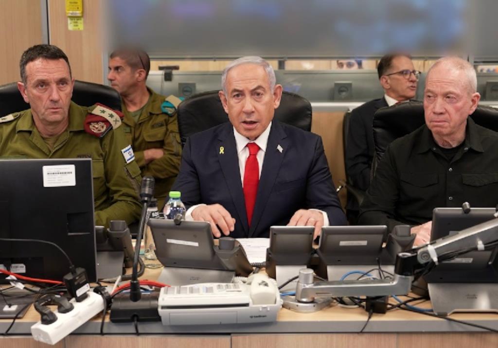 El primer ministre israelià, Benjamin Netanyahu, durant una reunió amb diversos membres de les forces de defensa del país . ACN