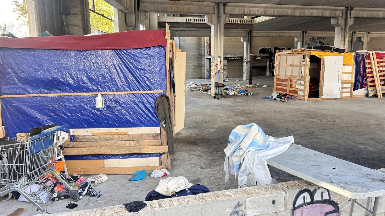 El propietari de la nau desallotjada al carrer Eduard Toldrà denuncia un “desgavell urbanístic” que l’ha abocat a la ruïna. EIX