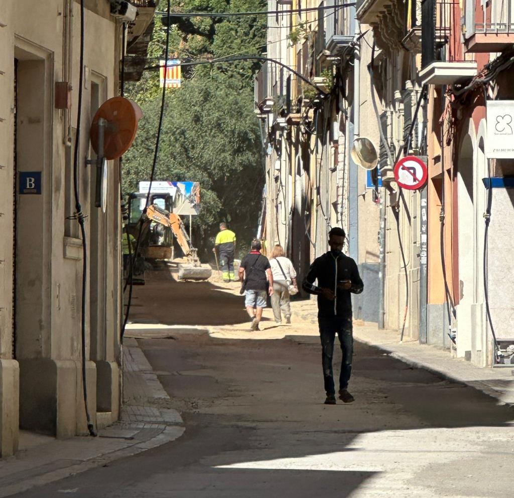 El retard en el pla de retirada de fibrociment obliga a aturar les obres del carrer Santa Magdalena de Vilafranca. Ajuntament de Vilafranca