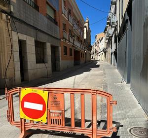 El retard en el pla de retirada de fibrociment obliga a aturar les obres del carrer Santa Magdalena de Vilafranca