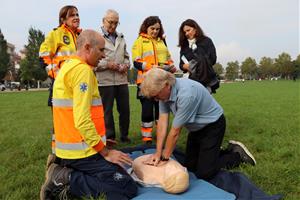 El SEM surt al carrer a Igualada per ensenyar què fer en cas d'una aturada cardiorespiratòria. ACN