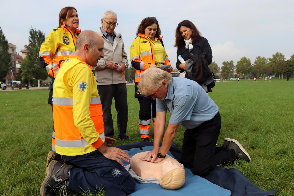 El SEM surt al carrer a Igualada per ensenyar què fer en cas d'una aturada cardiorespiratòria. ACN