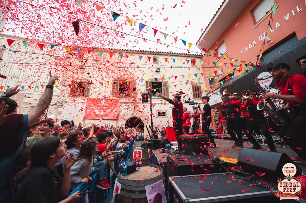 El Sidral Fest torna a Sant Quintí de Mediona amb la seva 7a edició plena de música i circ al carrer. EIX