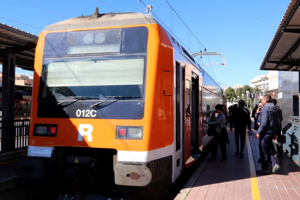 El tall a l'R2 Sud entre Sitges i Gavà es supleix amb 41.000 places de bus a partir d'aquest dilluns. ACN
