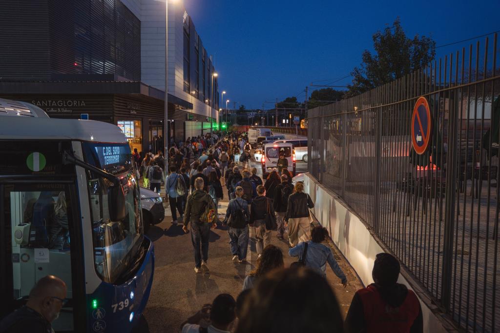 El tall de l’R2 Sud entre Sitges i Gavà que comença aquest dilluns ha estat rebut entre queixes i resignació dels passatgers. ACN