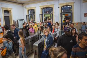 El tall de l’R2 Sud entre Sitges i Gavà que comença aquest dilluns ha estat rebut entre queixes i resignació dels passatgers