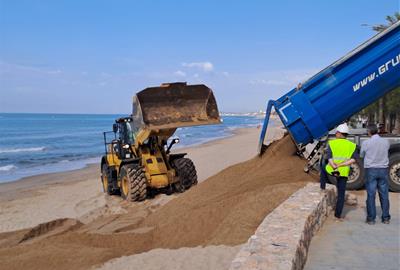 El transport de sorra a Calafell es farà pels carrers davant la negativa del Vendrell a permetre el pas per la platja. Ajuntament de Calafell