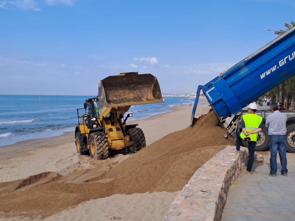 El transport de sorra a Calafell es farà pels carrers davant la negativa del Vendrell a permetre el pas per la platja. Ajuntament de Calafell